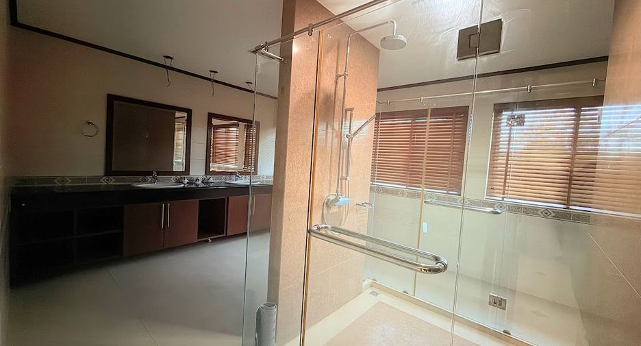 Haus zur Miete mit 5 Zimmer in Bang Lamung, Chonburi