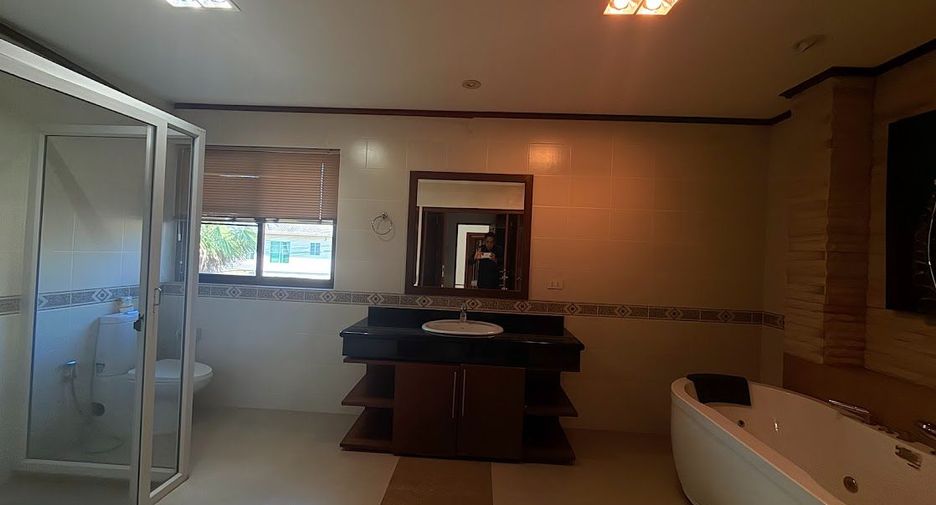 Haus zur Miete mit 5 Zimmer in Bang Lamung, Chonburi