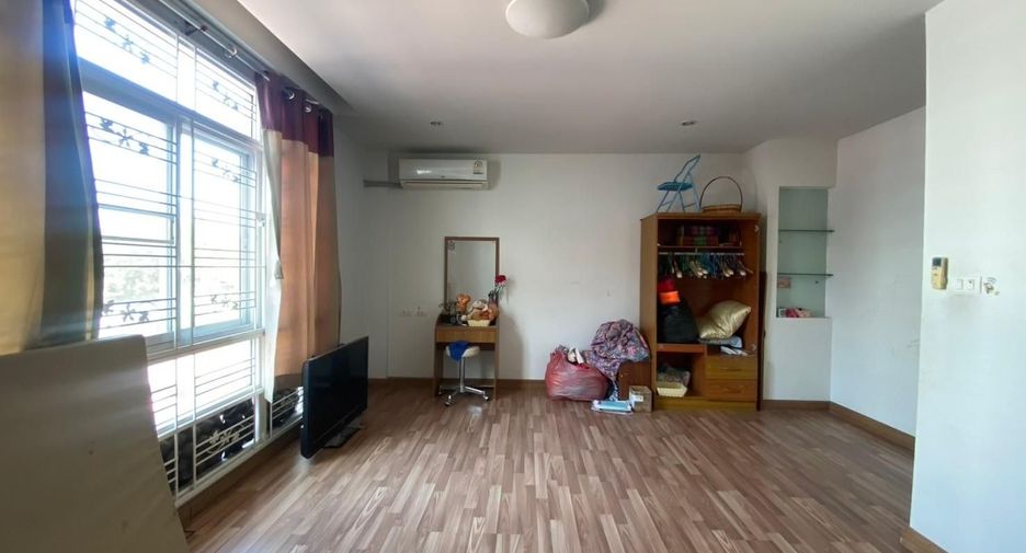 À vendre 4 chambres maison de ville à Bang Kapi, Bangkok
