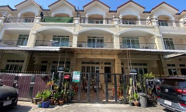 For sale 4 ベッドルーム townhouse in Bang Kapi, Bangkok