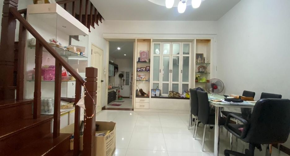 À vendre 4 chambres maison de ville à Bang Kapi, Bangkok