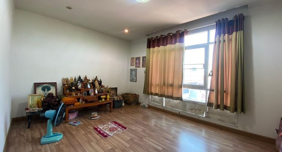 À vendre 4 chambres maison de ville à Bang Kapi, Bangkok