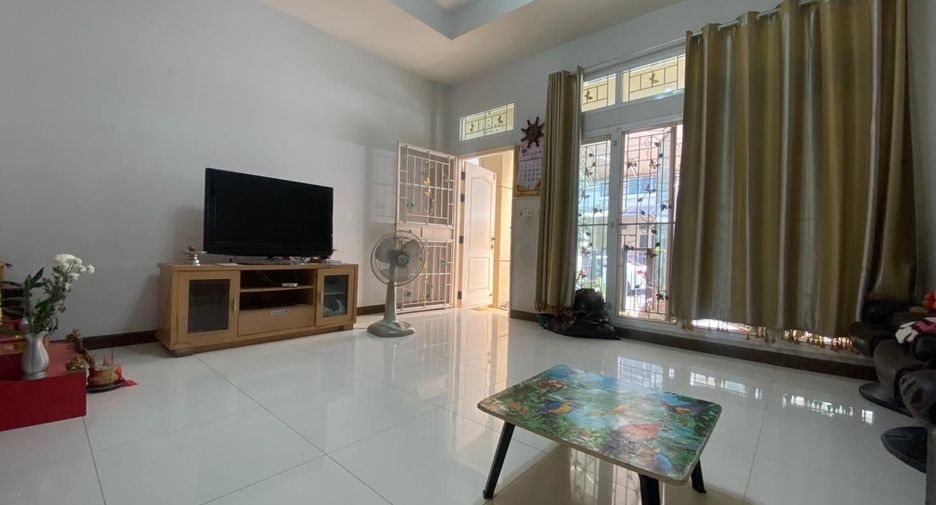 À vendre 4 chambres maison de ville à Bang Kapi, Bangkok