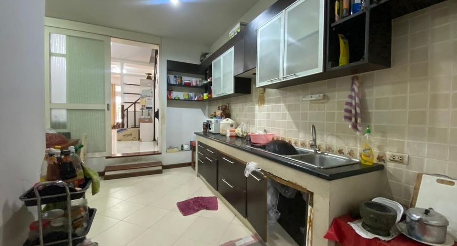 À vendre 4 chambres maison de ville à Bang Kapi, Bangkok