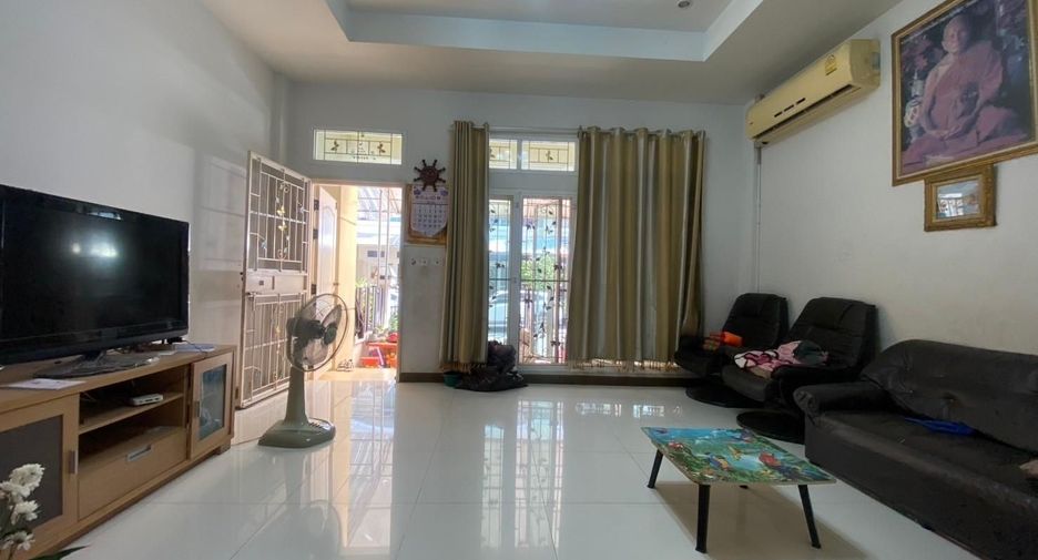 À vendre 4 chambres maison de ville à Bang Kapi, Bangkok