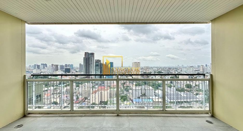 For rent 4 bedrooms apartment in Watthana, Bangkok