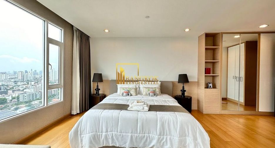 For rent 4 bedrooms apartment in Watthana, Bangkok