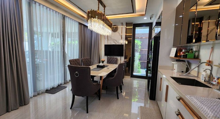 For sale 4 bedrooms house in Lat Phrao, Bangkok