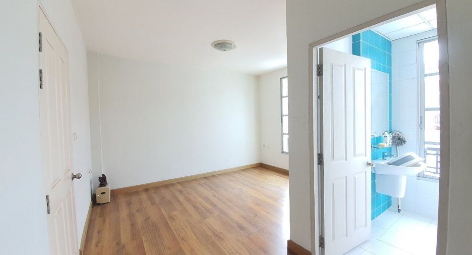 For sale 3 bedrooms townhouse in Chatuchak, Bangkok