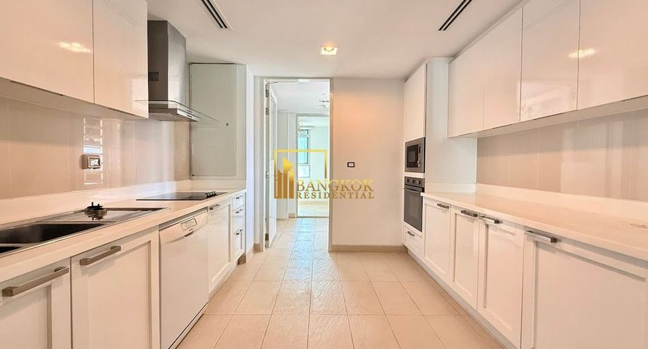 For rent 4 bedrooms apartment in Watthana, Bangkok