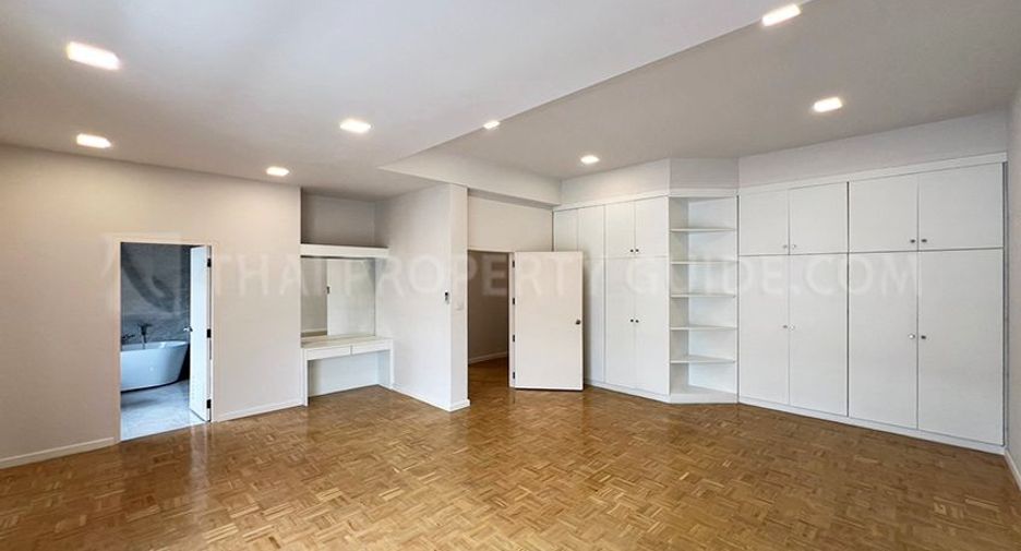 For rent 4 bedrooms townhouse in Watthana, Bangkok