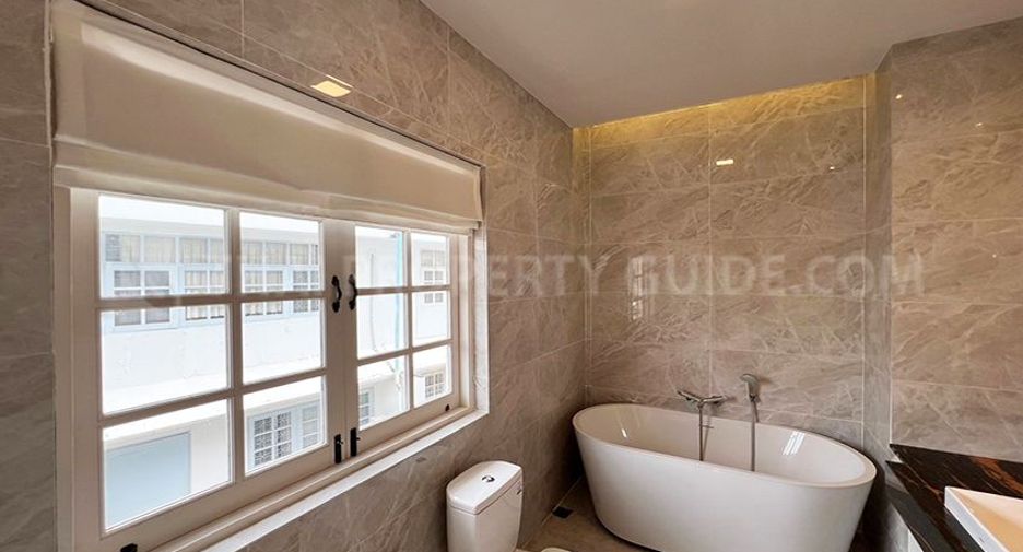 For rent 4 bedrooms townhouse in Watthana, Bangkok