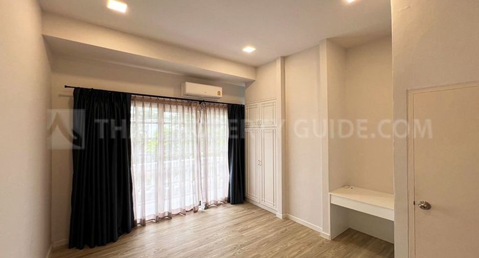 For rent 4 bedrooms townhouse in Watthana, Bangkok