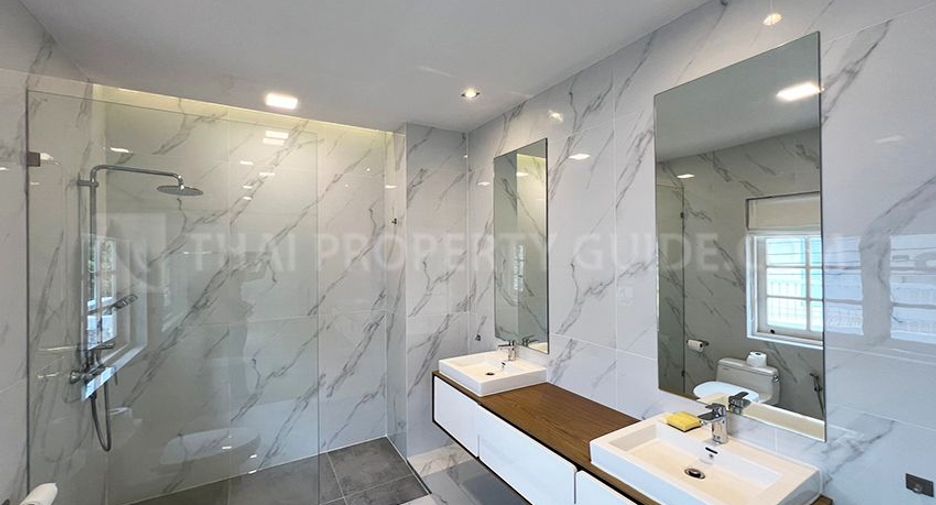 For rent 4 bedrooms townhouse in Watthana, Bangkok