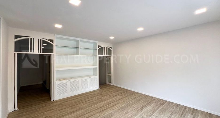 For rent 4 bedrooms townhouse in Watthana, Bangkok