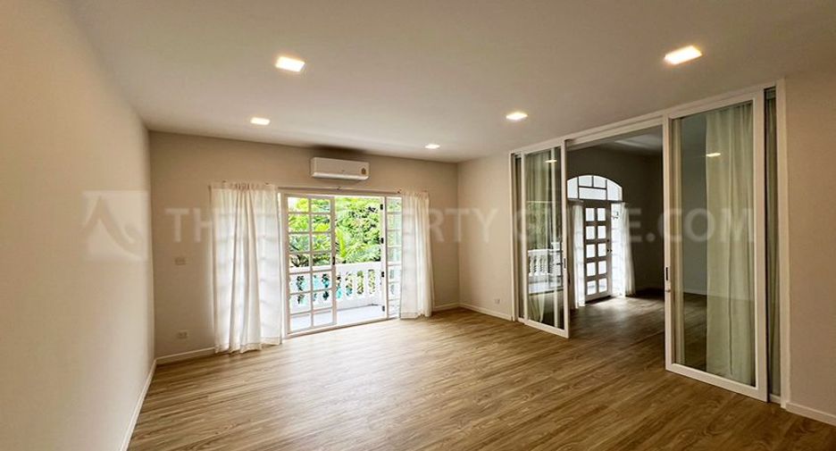 For rent 4 bedrooms townhouse in Watthana, Bangkok