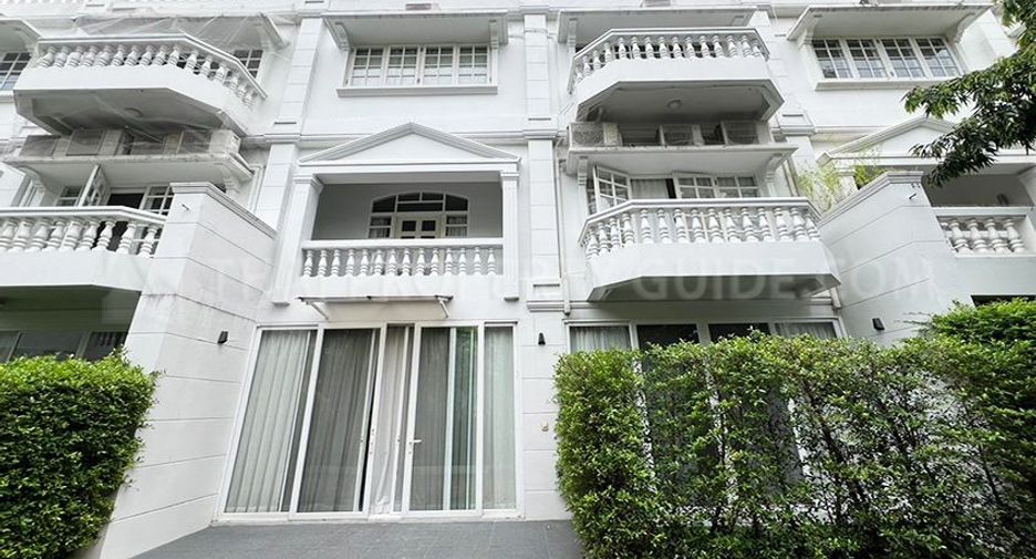 For rent 4 bedrooms townhouse in Watthana, Bangkok