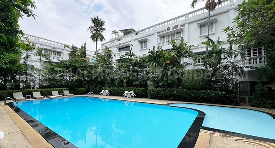 For rent 4 bedrooms townhouse in Watthana, Bangkok