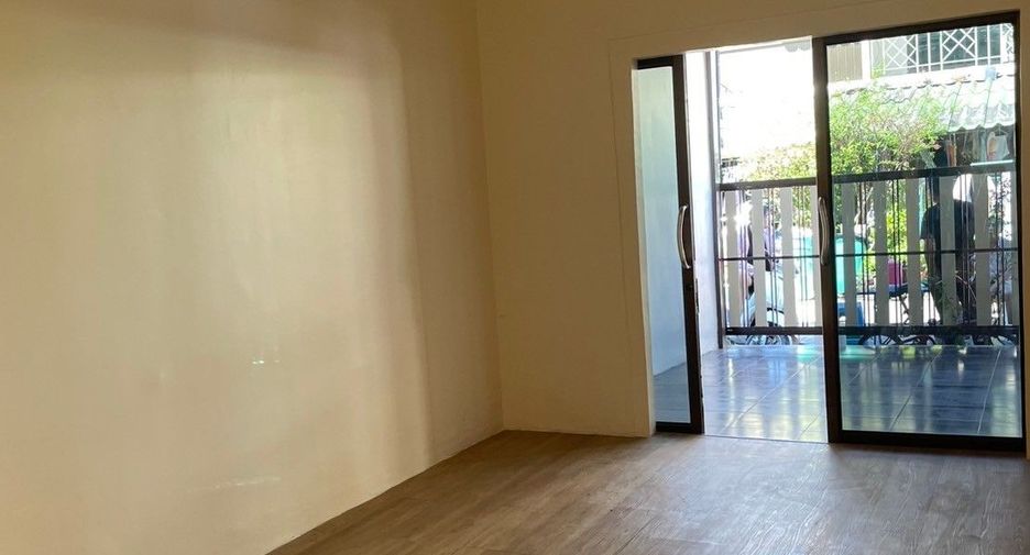 For sale 3 bedrooms townhouse in Mueang Samut Prakan, Samut Prakan