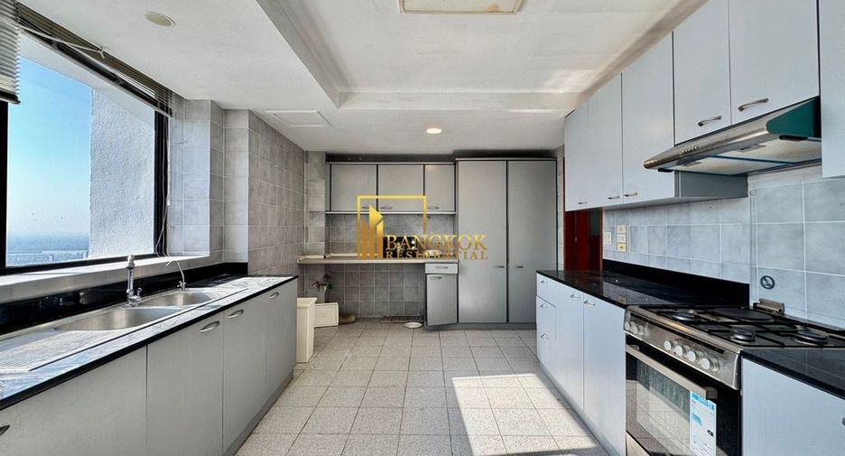 For rent 3 bedrooms condo in Khlong Toei, Bangkok