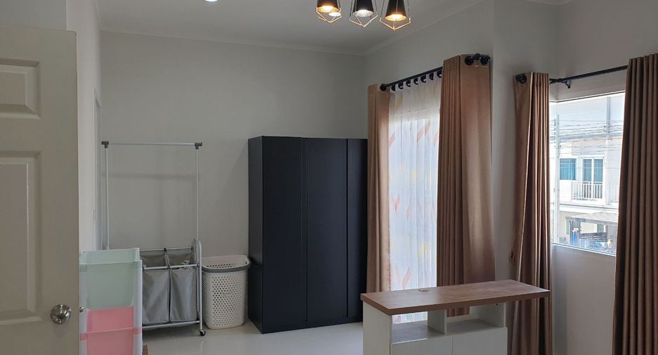 For sale 4 bedrooms townhouse in Mueang Samut Sakhon, Samut Sakhon