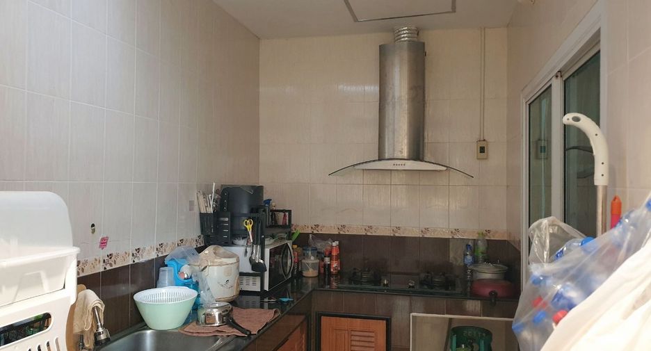 For sale 2 bed townhouse in Mueang Samut Sakhon, Samut Sakhon