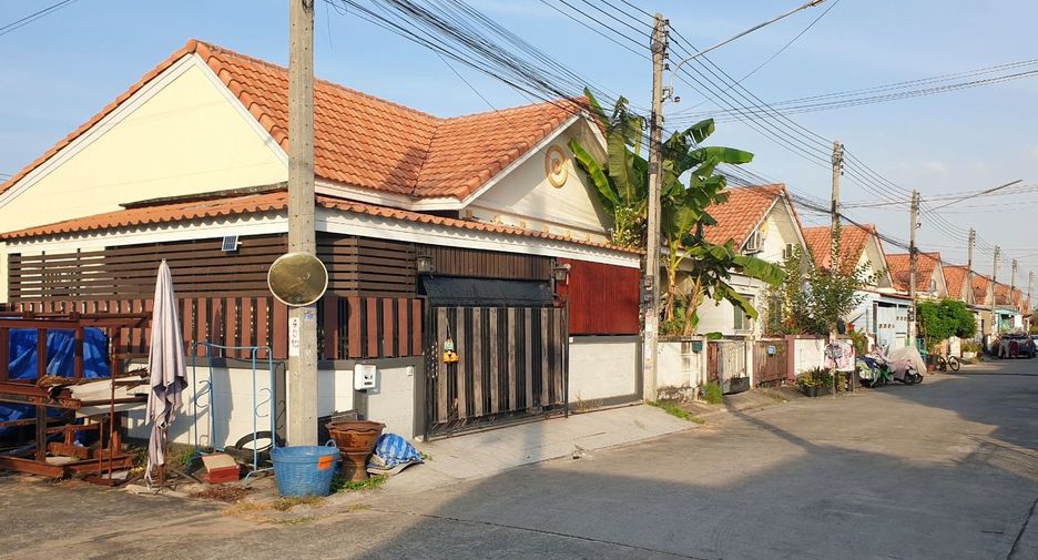 For sale 2 bed townhouse in Mueang Samut Sakhon, Samut Sakhon