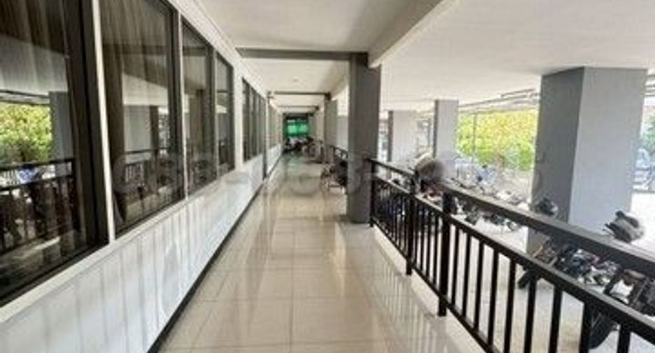 For sale 110 bedrooms apartment in Si Racha, Chonburi