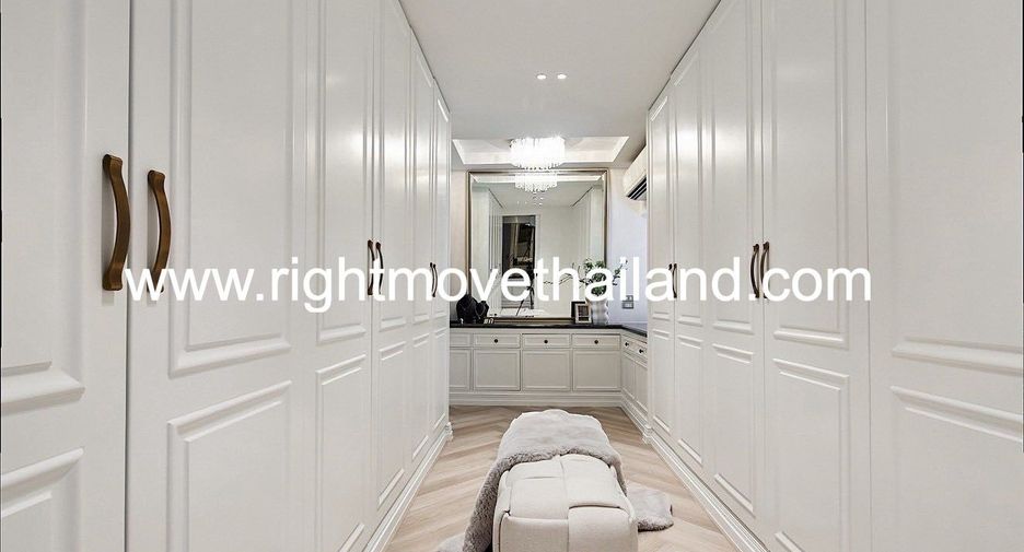 For sale 4 bedrooms house in Watthana, Bangkok
