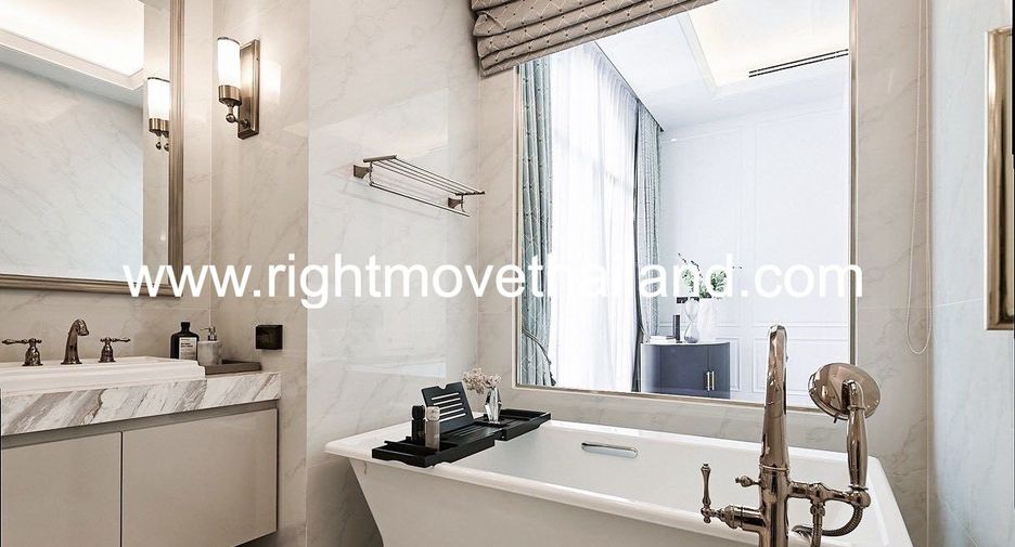 For sale 4 bedrooms house in Watthana, Bangkok