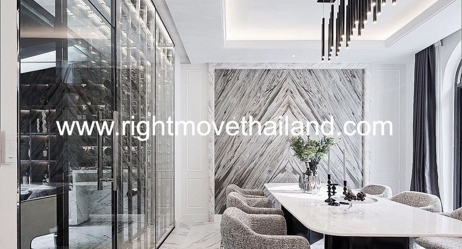 For sale 4 bedrooms house in Watthana, Bangkok