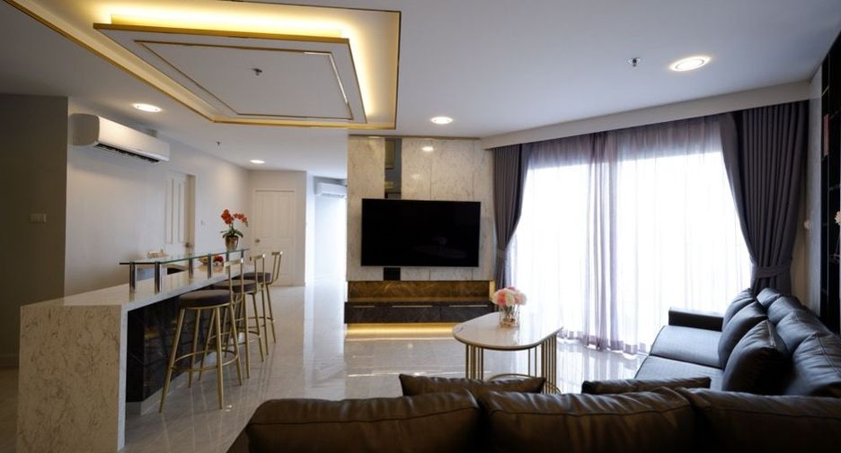 For rent 3 bed condo in Huai Khwang, Bangkok