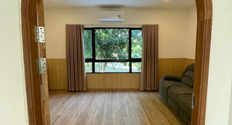 Casa adosada en alquiler y en venta de 3 habitaciones en Saphan Sung, Bangkok