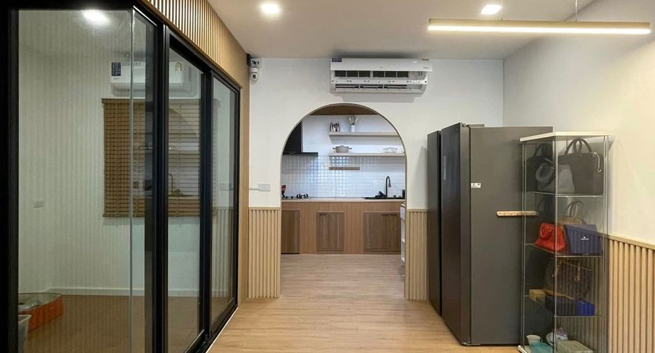Casa adosada en alquiler y en venta de 3 habitaciones en Saphan Sung, Bangkok