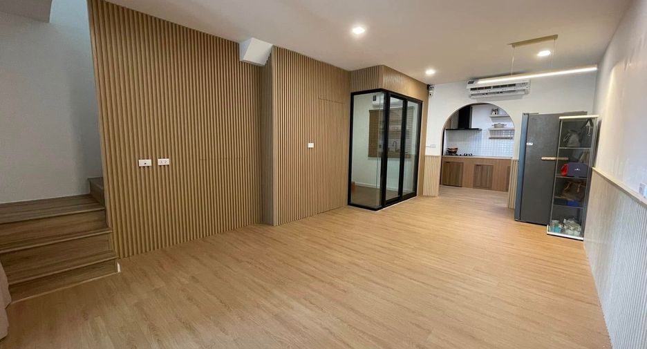 Casa adosada en alquiler y en venta de 3 habitaciones en Saphan Sung, Bangkok