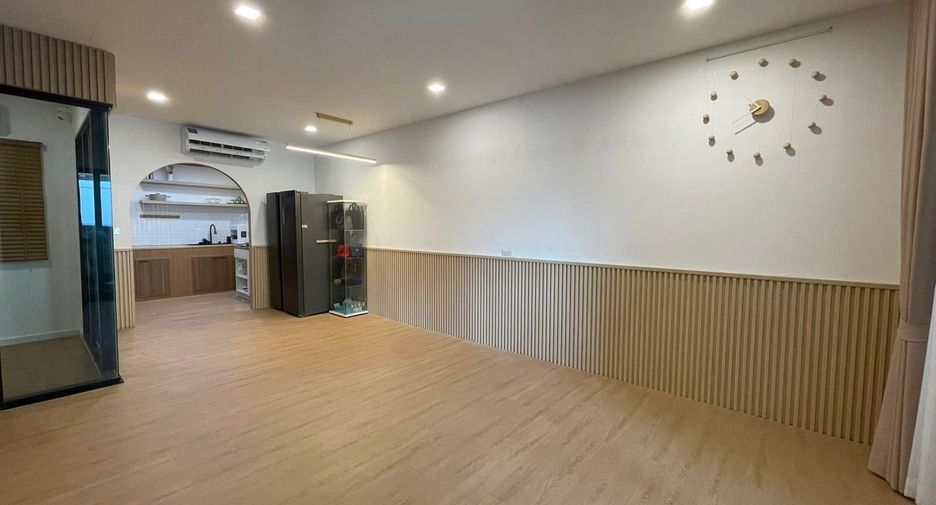 Casa adosada en alquiler y en venta de 3 habitaciones en Saphan Sung, Bangkok