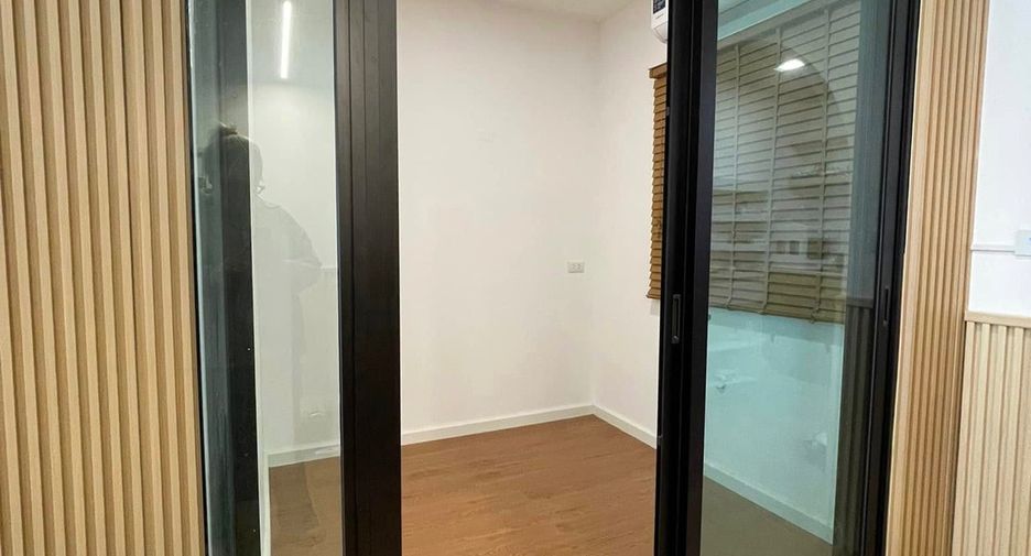 Casa adosada en alquiler y en venta de 3 habitaciones en Saphan Sung, Bangkok