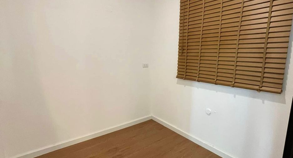 Casa adosada en alquiler y en venta de 3 habitaciones en Saphan Sung, Bangkok