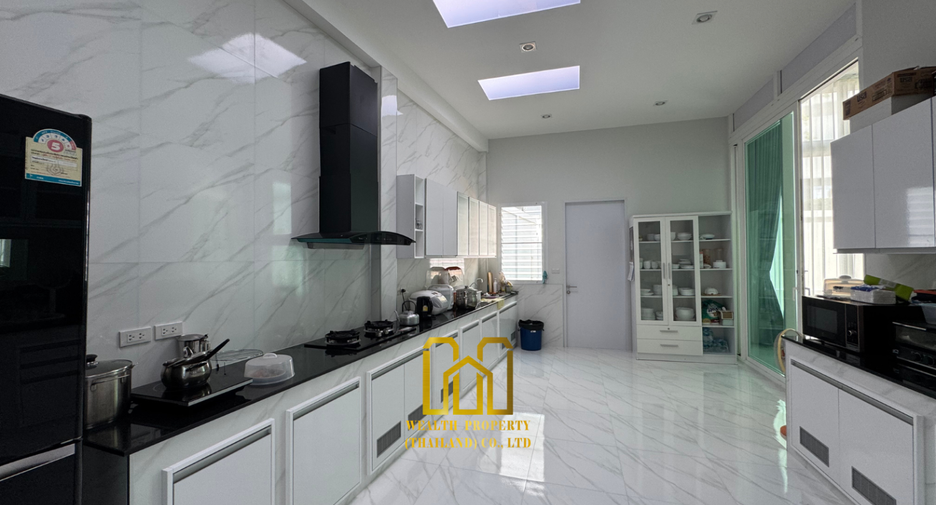 For rent and for sale 4 bedrooms house in Bang Na, Bangkok