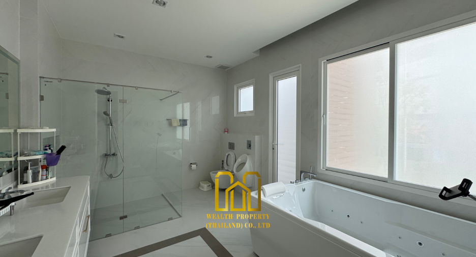 For rent and for sale 4 bedrooms house in Bang Na, Bangkok