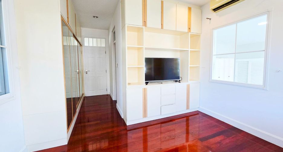 For sale 4 bedrooms house in Phasi Charoen, Bangkok