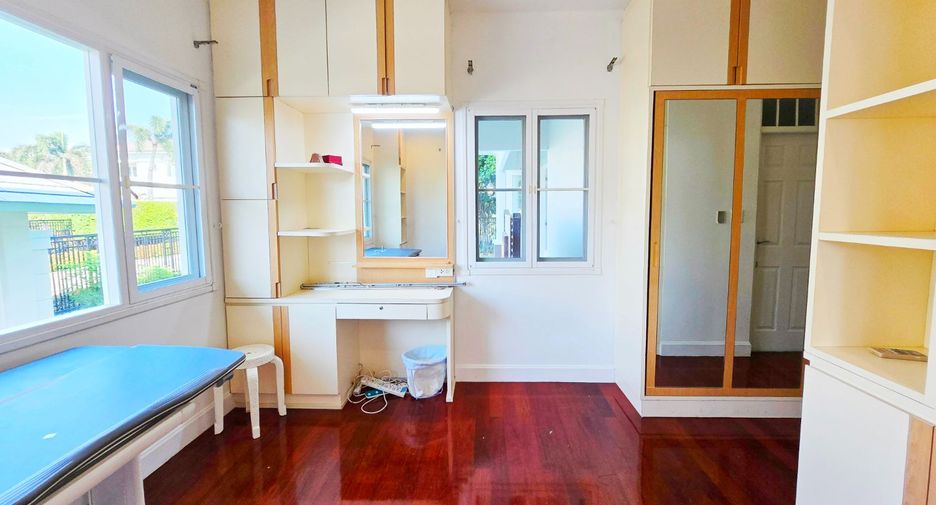 For sale 4 bedrooms house in Phasi Charoen, Bangkok