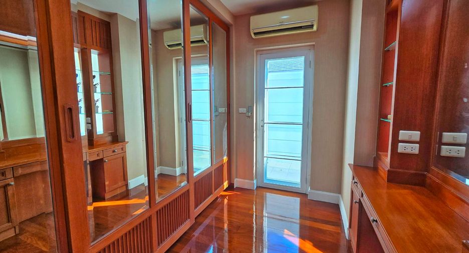 For sale 4 bedrooms house in Phasi Charoen, Bangkok