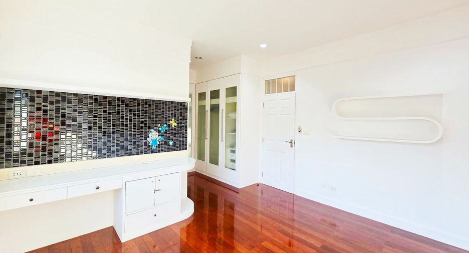 For sale 4 bedrooms house in Phasi Charoen, Bangkok