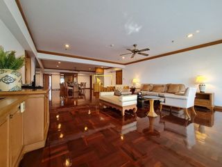 For rent 4 bedrooms apartment in Watthana, Bangkok