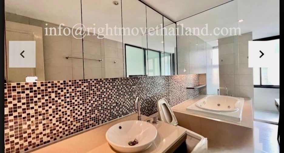 For sale 3 bedrooms townhouse in Watthana, Bangkok