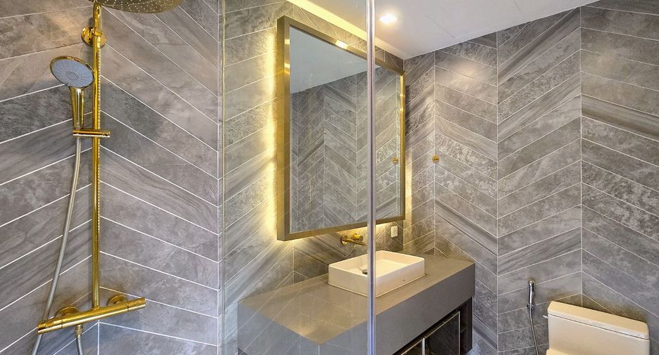 For sale 3 ベッドルーム condo in Khlong Toei, Bangkok