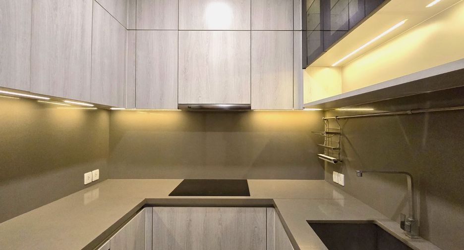 For sale 3 ベッドルーム condo in Khlong Toei, Bangkok