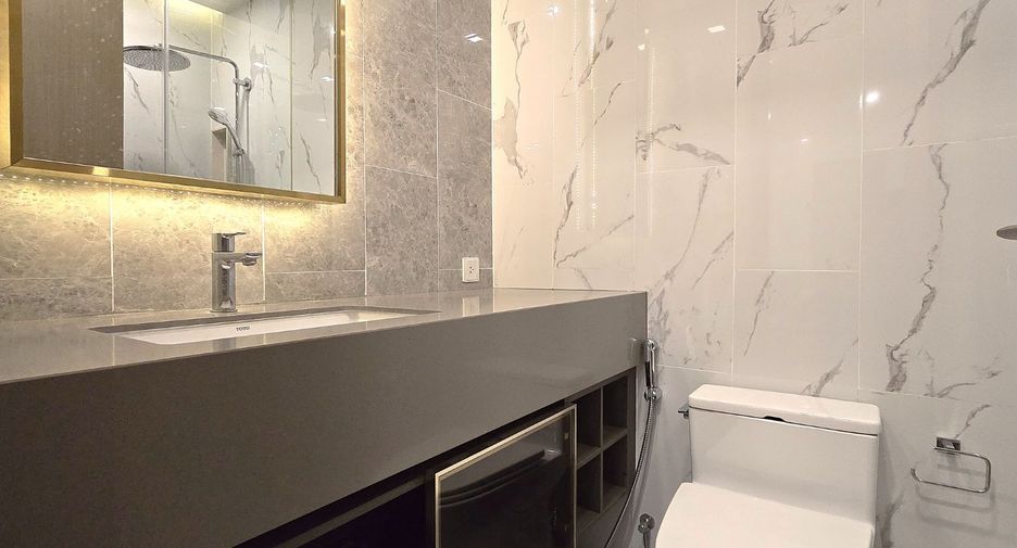 For sale 3 ベッドルーム condo in Khlong Toei, Bangkok