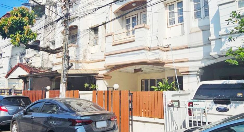 For sale 4 Beds townhouse in Mueang Nonthaburi, Nonthaburi